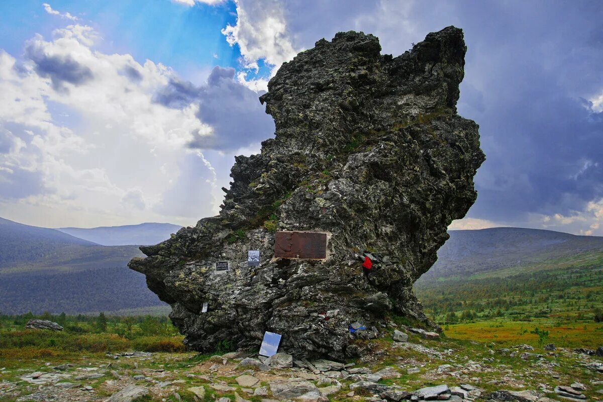 Гора Холатчахль на Урале. Гора мертвецов Свердловская область. Северный Урал гора мертвецов. Гора Холатчахль перевал Дятлова. Легенды мест россии