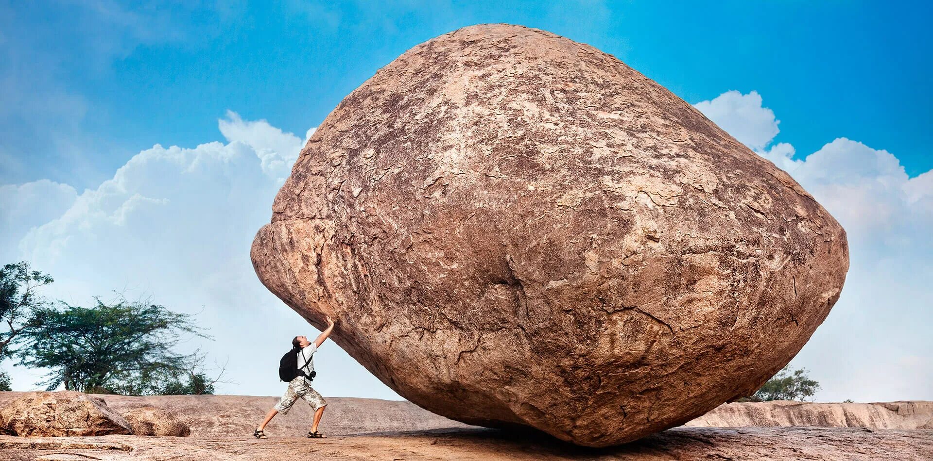 Тяжело иметь большую. Гигантский камень. Тяжелый камень. Огромный булыжник. Человек и огромный камень.