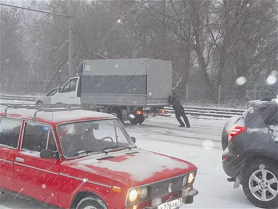 Опоздал из-за снегопада.