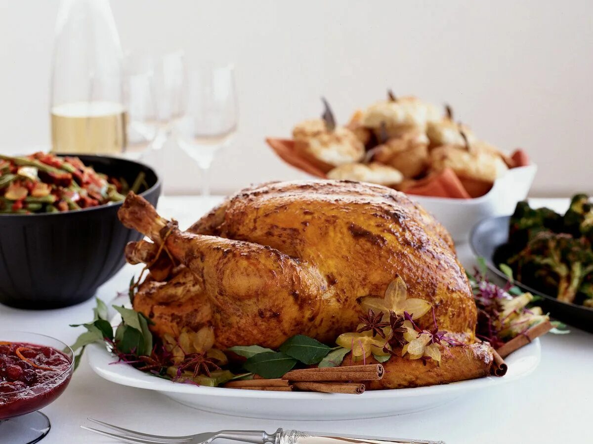 Thanksgiving turkey. Индейка на день Благодарения. Индюшка блюдо. Блюда на день Благодарения. Ужин на день Благодарения.