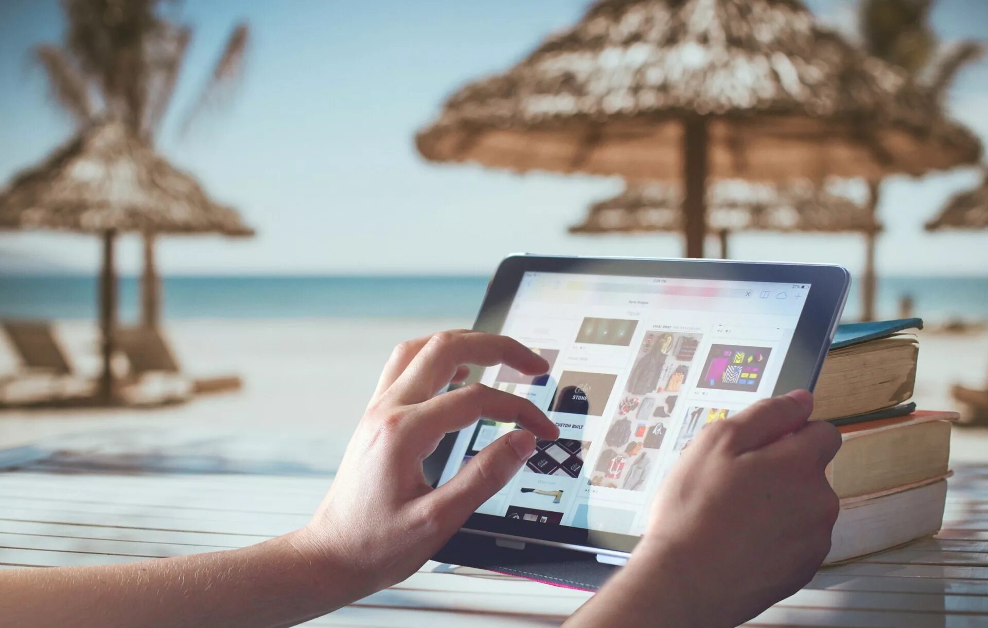 Путешествие с ноутбуком. С ноутбуком на пляже. Фриланс на пляже. Планшет на пляже. Travel content