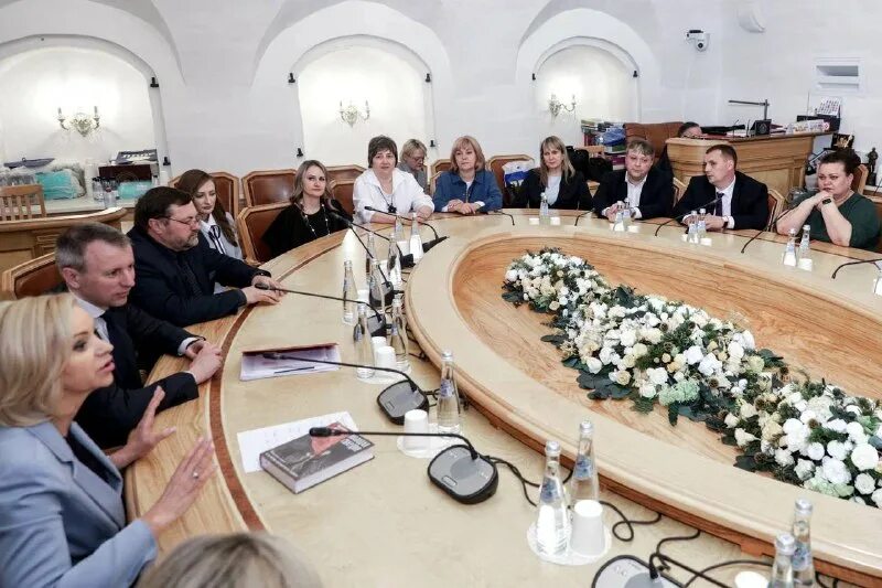 семейный бюджет. обсудили и приняли решение. общение людей. деловое общение. муж и жена в бизнесе.