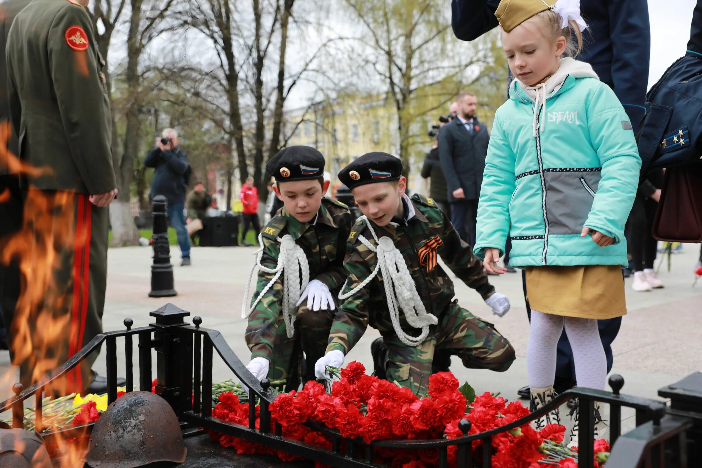 Прошел праздник день победы. День Победы Ярославль. Празднование 9 мая в городах. Ярославль возложение цветов 9мая. Русский национальный праздник день Победы.