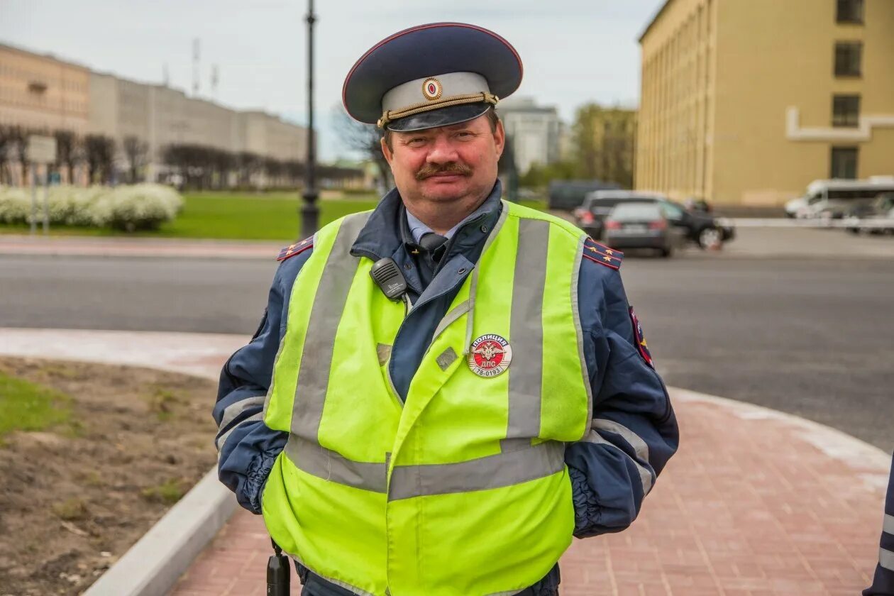 Инспектор гибдд. Жезл гаишника. Гиашник. Инспектор дпс. Сотрудник гаи.