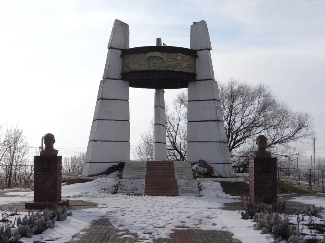 Поселок кавказский Прикубанский район. Поселок кавказский Карачаево Черкесия. Памятники в Карачаево Черкесии. Поселок кавказский Прикубанский район Карачаево-Черкесии.