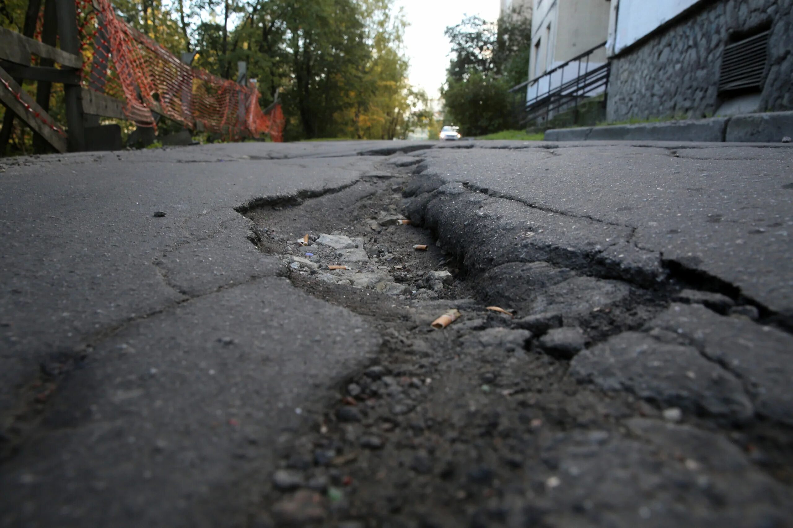 Новосибирск выборная провалился асфальт. Яма в асфальте на дороге. Трещины на асфальте. Некачественный ремонт дороги. Некачественный ремонт дороги.