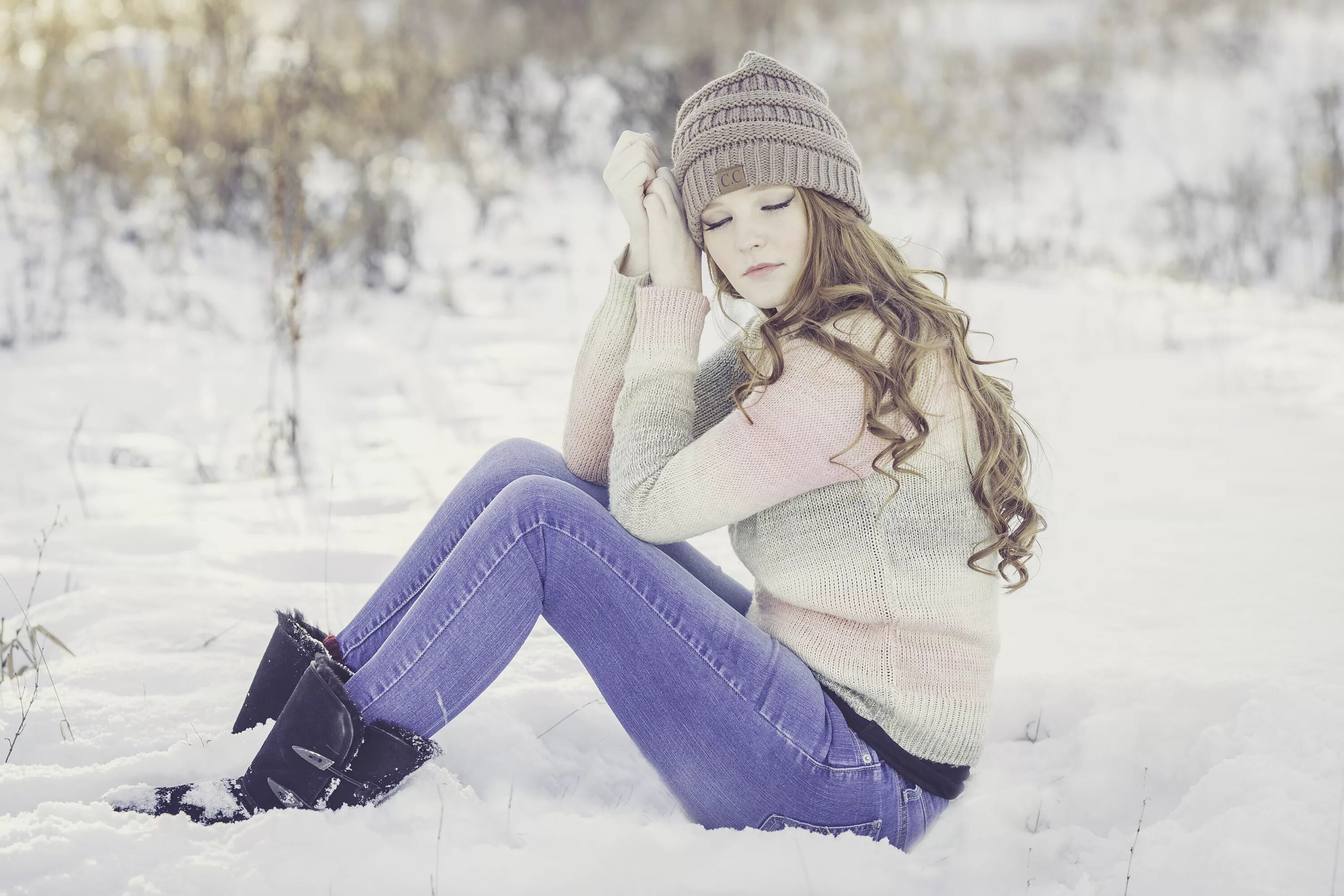 Зимой где сидели. Девушка зима. Зимние фотосессии девушек. Красивые девушки в зимней одежде. Фотосессия зимой.