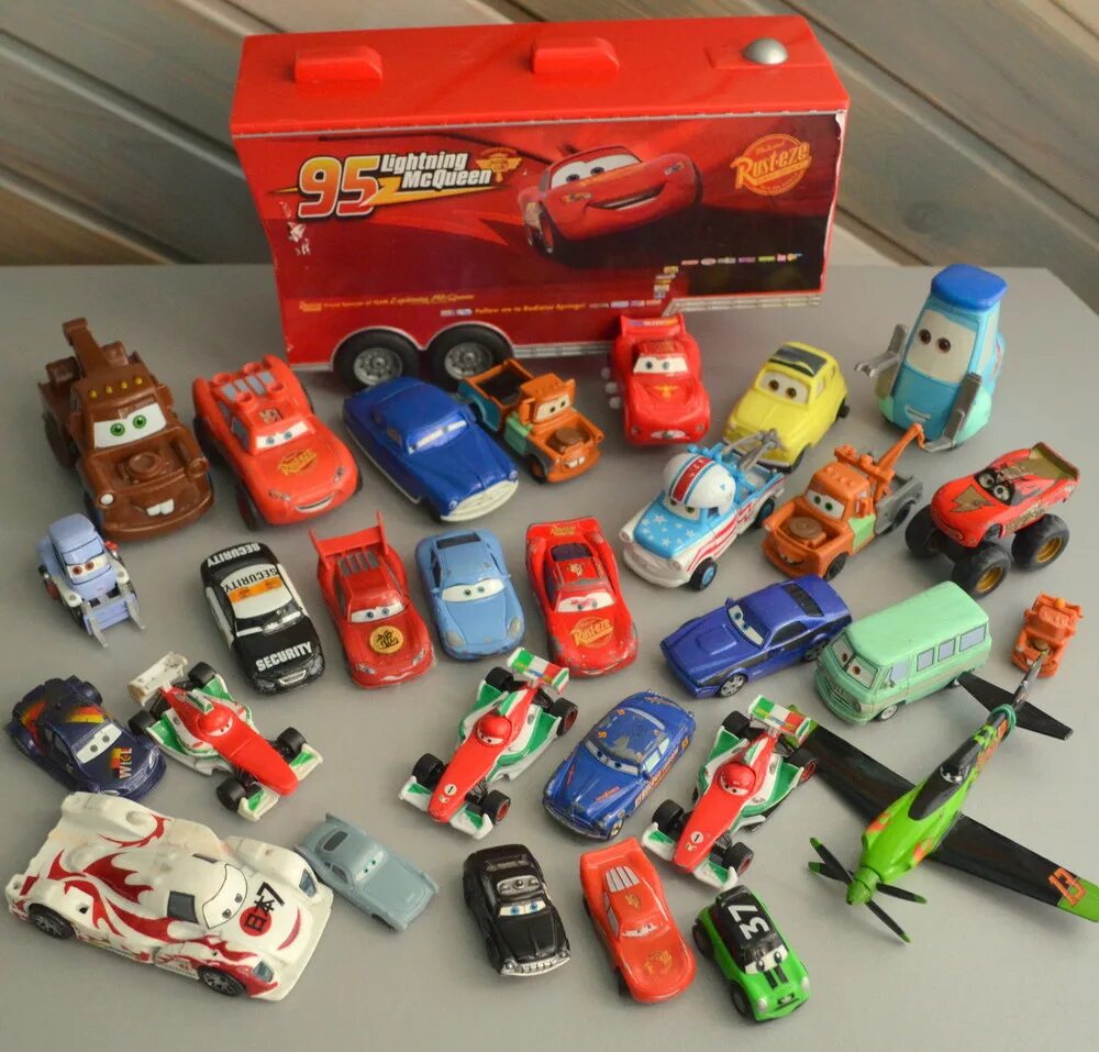 Cars машинка салли. Тачки 3 игрушки машинки маквин. Игрушки тачки большой молния маккуин. Тачки игрушки маккуин монстр трак. Молния маккуин салли игрушки.