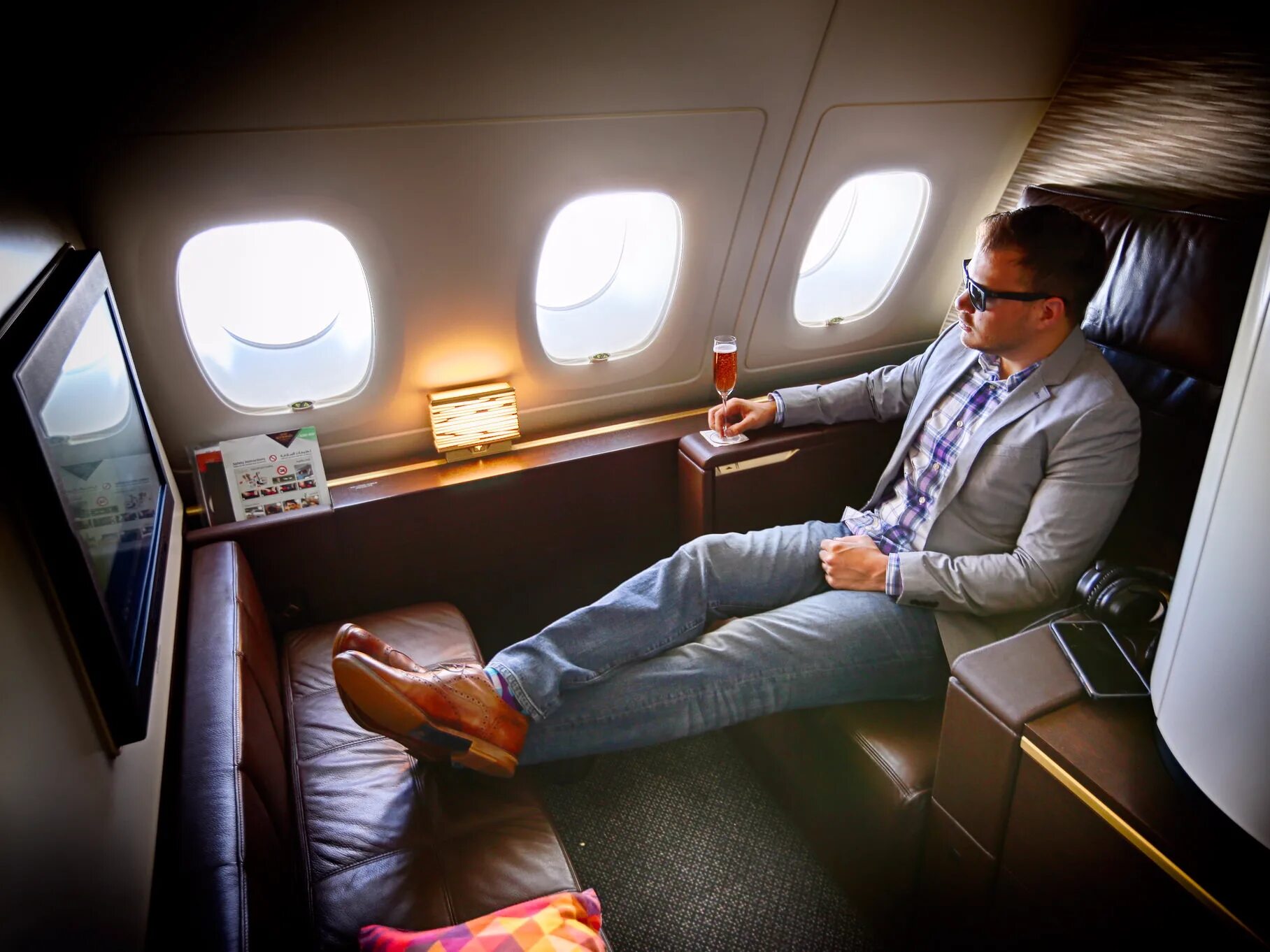 1 class travel. Etihad airways 1st class. мужчина в самолете. путешествие на самолете. бизнес класс в самолете.