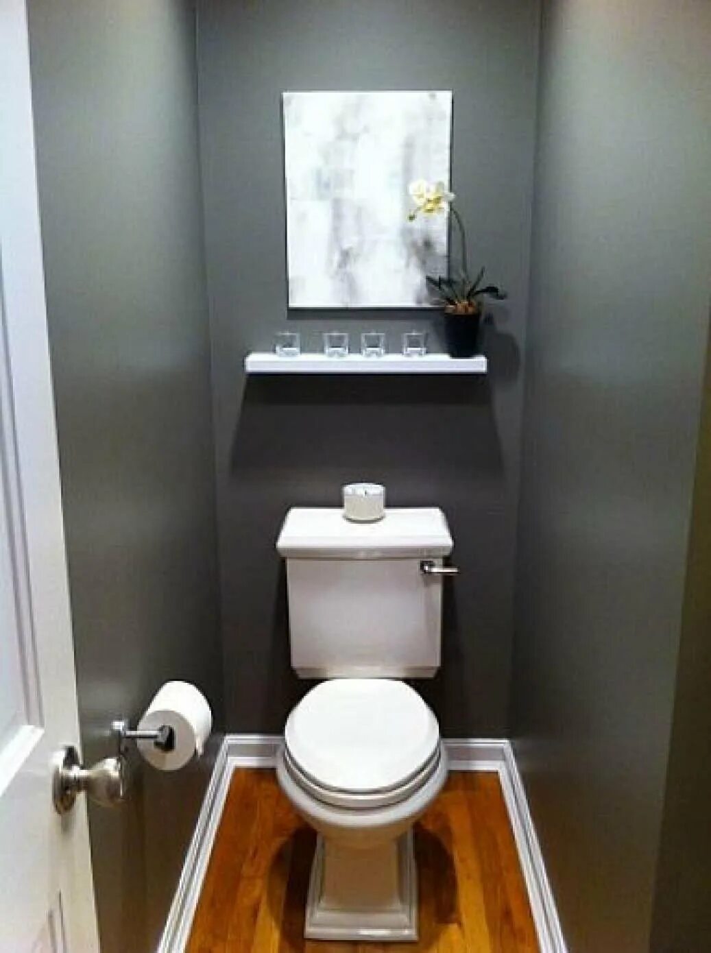 Какой под в туалете. Интерьер туалета. Окрашенные стены в туалете. Туалетная комната маленькая. Идеи ремонта туалета в квартире.