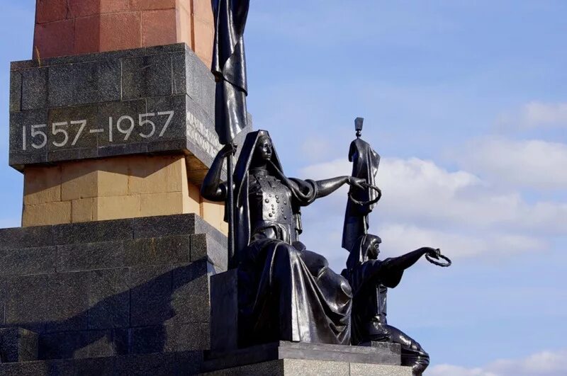 Сколько памятников в уфе. Монумент дружбы уфа. памятники башкортостана монумент дружбы. скульптор монумента дружбы в уфе. памятник дружбы народов в уфе.