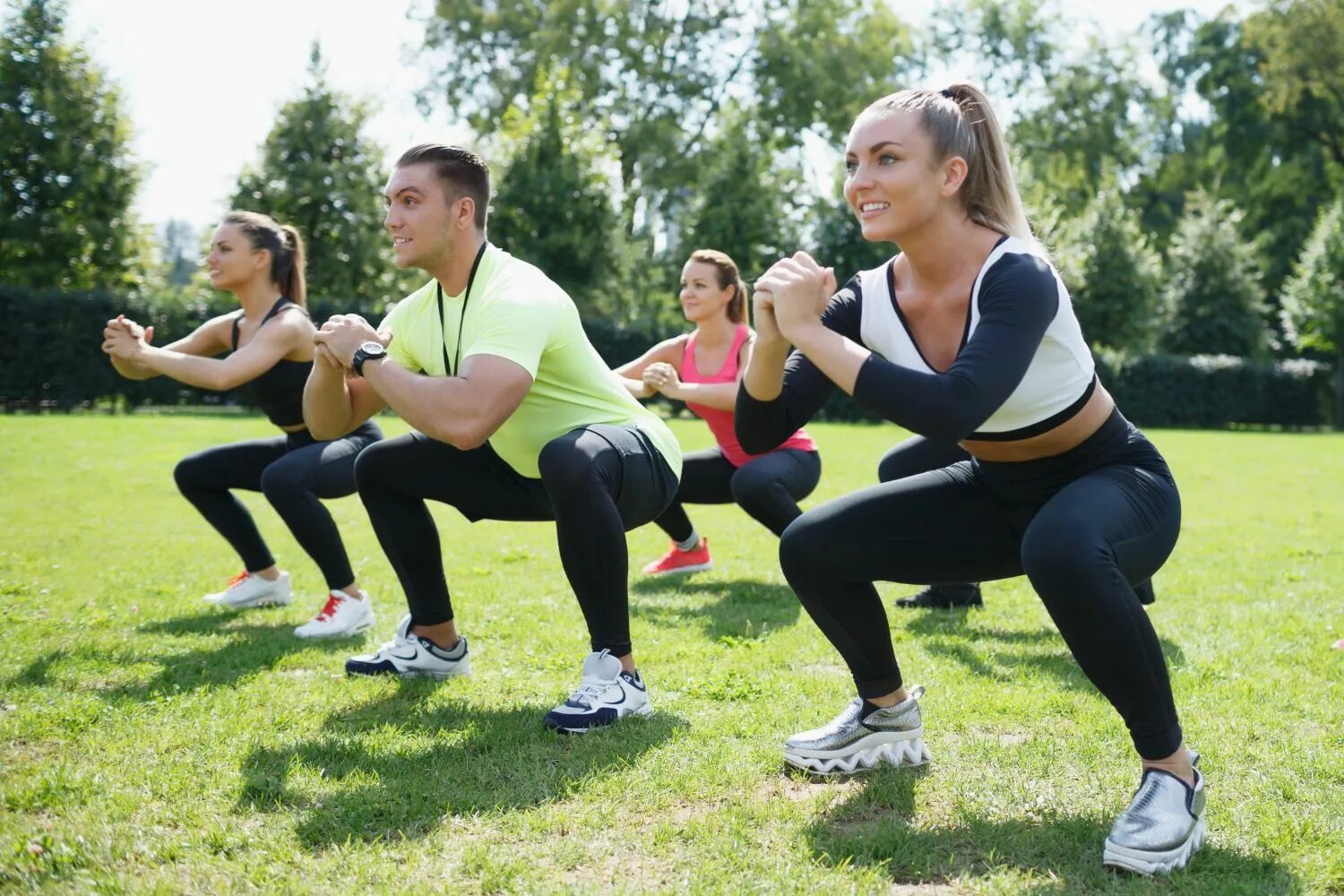 Physical e. Занятие спортом. Спортивные люди. Уличные тренировки. Занятия на свежем воздухе.