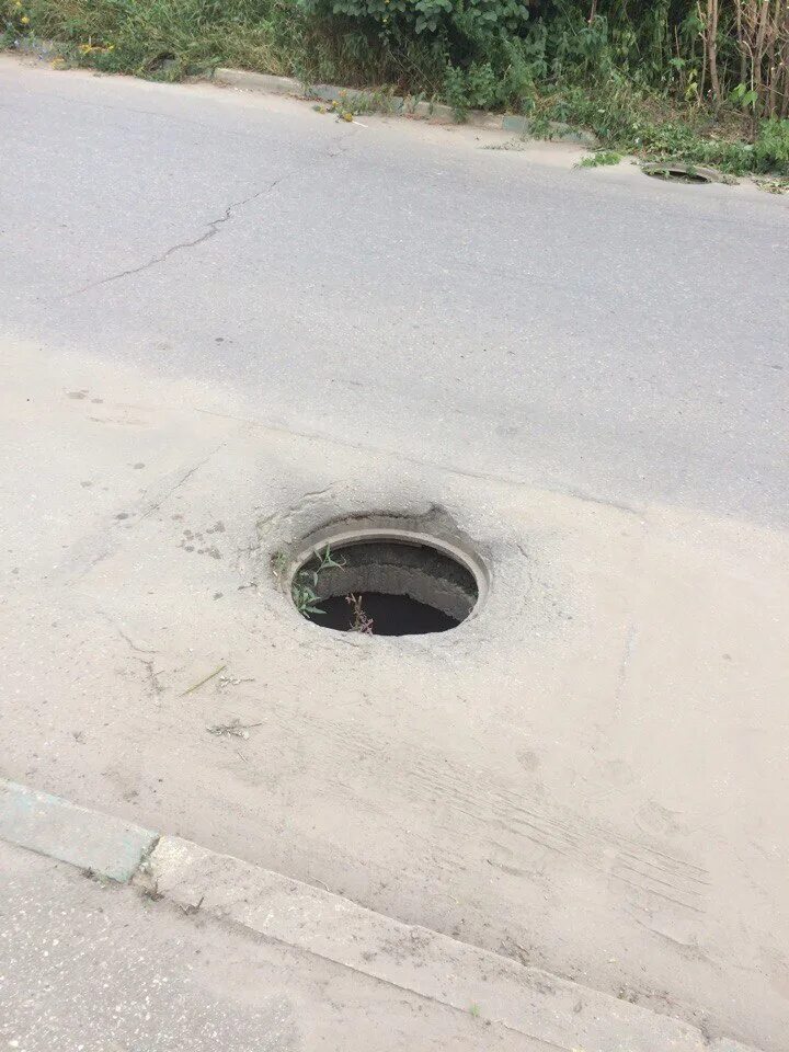 Под открытым люком