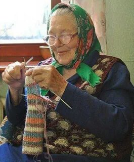 Шарф внуку бабушка вяжет