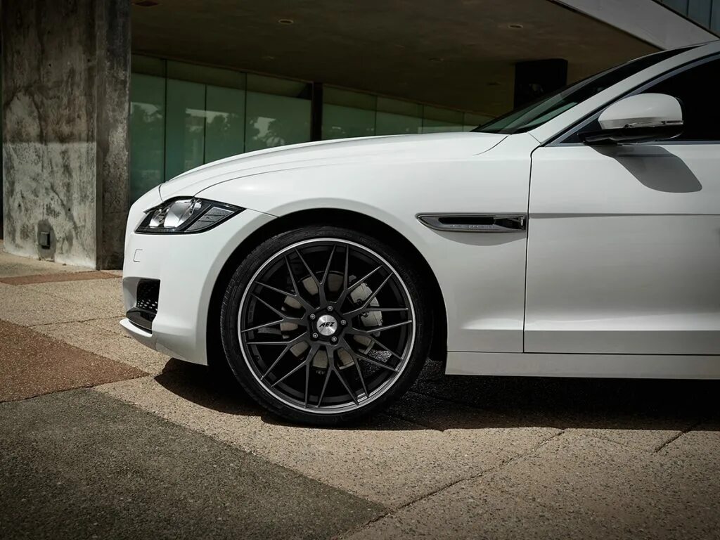 Какие диски авто лучше. 3 d73. Solomon alsberg r19 milan. Литые диски на машине. Hre p40sc.