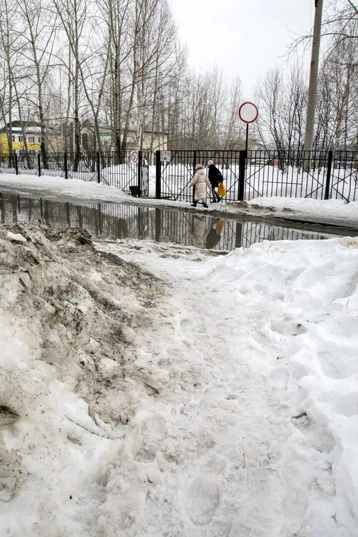 Погода теги хмао. Весенний снег. Городские улицы в снегопад.