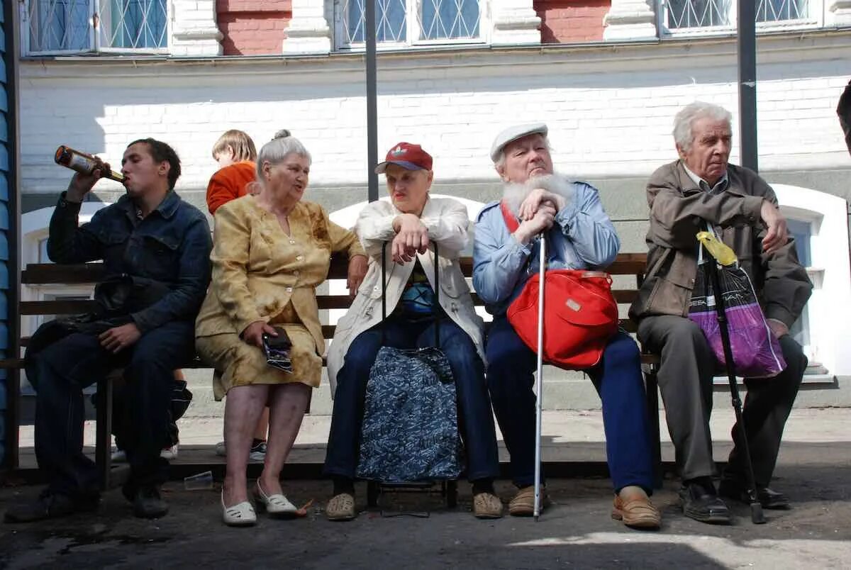 Пенсионерам можно выходить. Российские пенсионеры. Рабочий пенсионер. Трудящиеся пенсионеры. Старые рабочие пенсионеры.