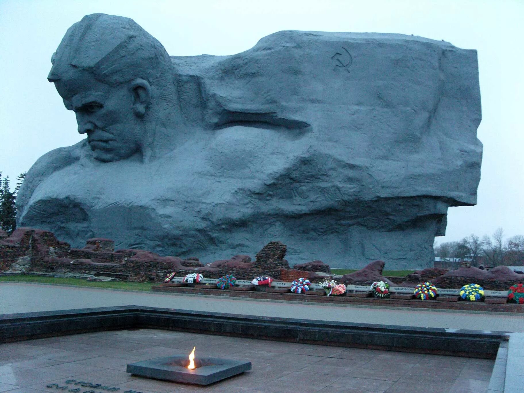 Памятник про великую отечественную войну. Памятники великой отечественной войны 1941-1945. самые знаменитые памятники великой отечественной войны 1941-1945. мемориал мужество в брестской крепости. мемориал памятники великой отечественной войны 1941-1945.