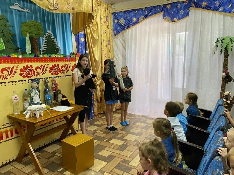 актёры северского кукольного театра. в гостях у театра кукол. кукольный театр в начальной школе. в гостях у театра кукол. театр кукол госпожа метелица.