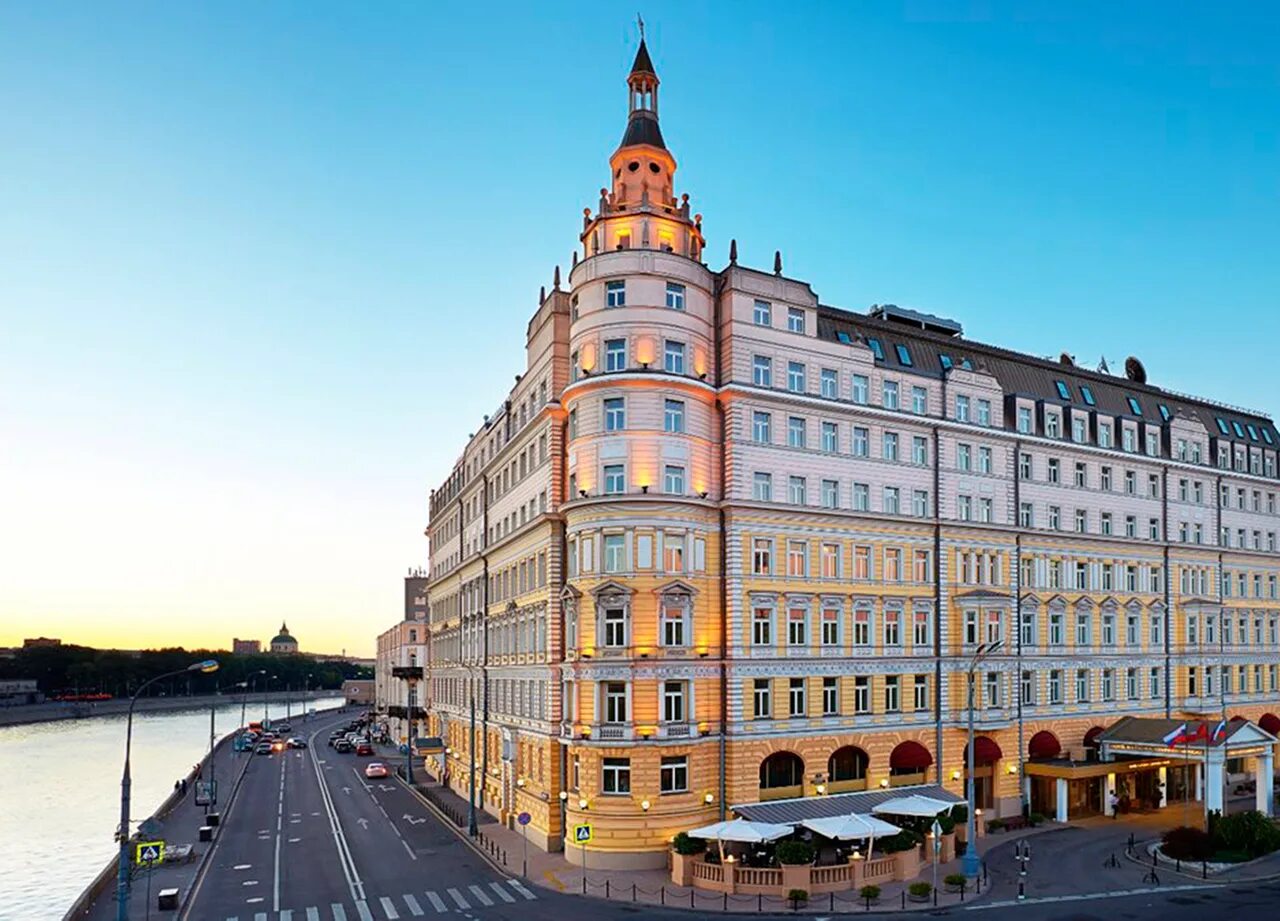 Гостиницы в москве рядом. Гостиница напротив красной площади. Отель напротив кремля. Гостиница москва на манежной площади. Гостиница напротив кремля.
