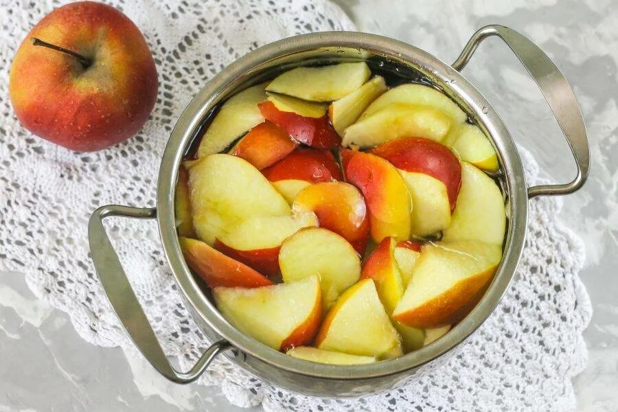 Как правильно варить яблоки. Яблочный компот. компот с яблоками. компот из яблок и груш в кастрюле. яблоки в кастрюле.