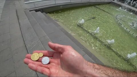 Бросает монетки в фонтаны
