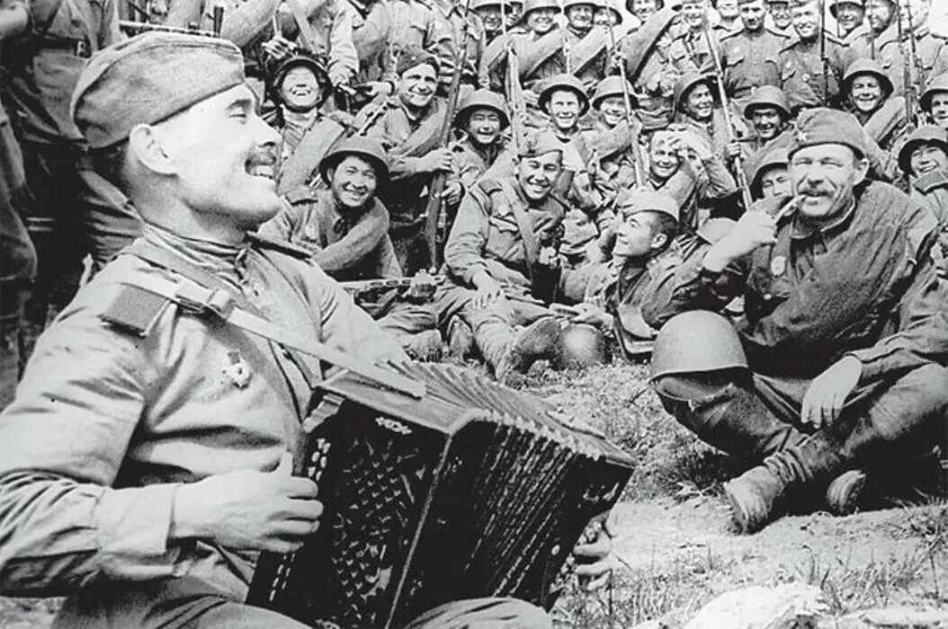 Советские солдаты поют. Советский солдат с гармонью. Гармонь на фронте. Солдат с гармошкой.