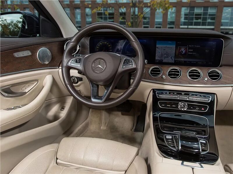 Mercedes e 220. Мерседес e220 салон. Мерседес е200 салон. Мерседес Benz е220 класс салон. Мерседес Бенц е200 салон.