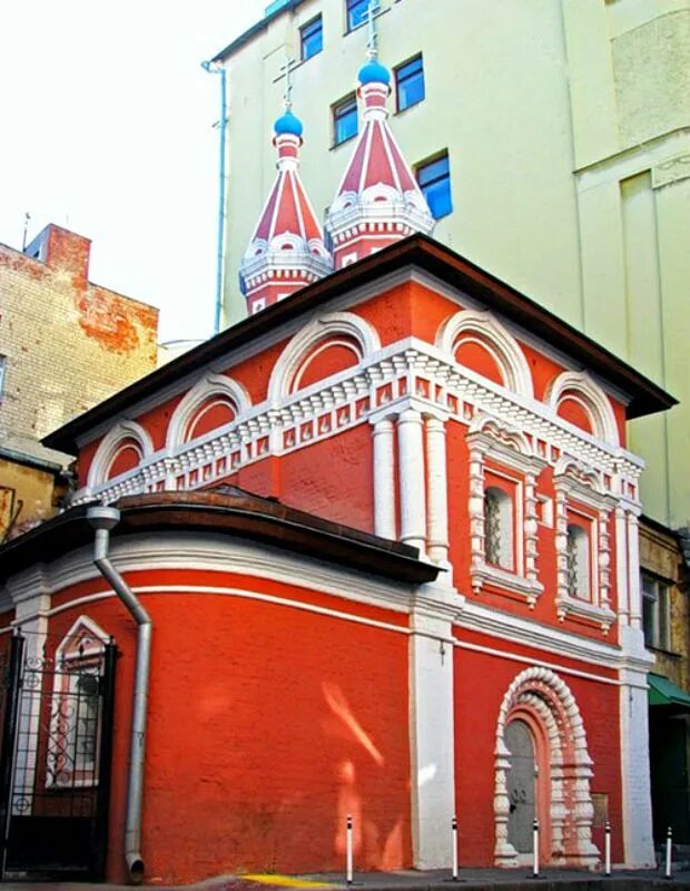 Храм в старых панех. Храм косьмы и дамиана в старопанском переулке. космодамианская церковь в москве в старопанском переулке. храм космы и дамиана в старых панех в москве. храм косьмы и дамиана римских в москве.