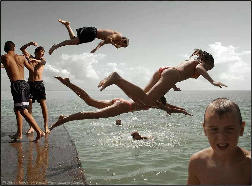 Мальчишки на море. Мальчишки прыгают в воду. Подростки прыгают в воду. Записки натуриста