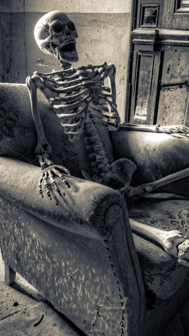 Мужчина долго ждет. Скелет в кресле качалке. Скелет на лавочке.