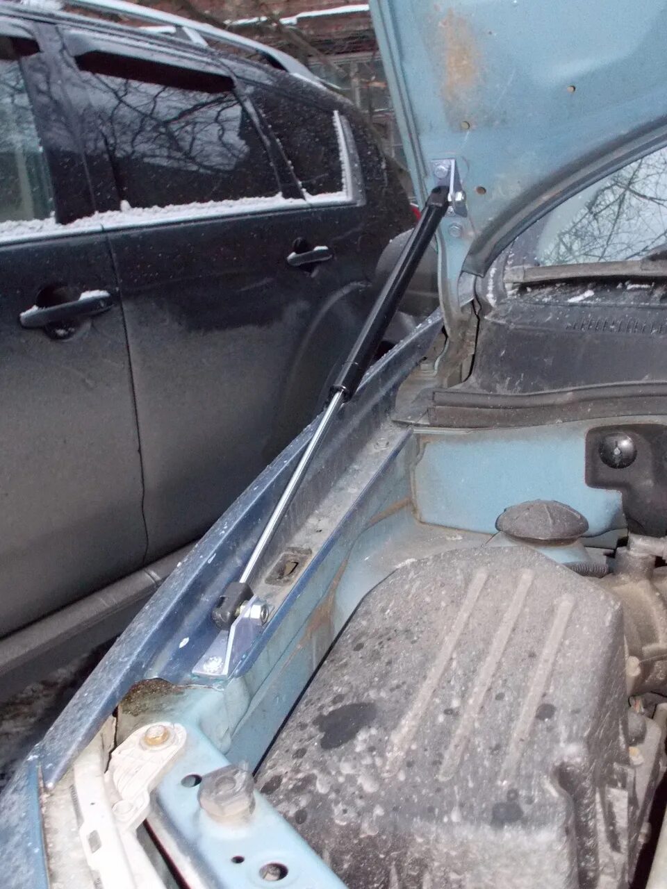 Упор капота шевроле авео т300. Открытый капот шевроле авео т250. Упоры капота авео. Газовые упоры капота авео т300. Упор капота шевроле авео т250.