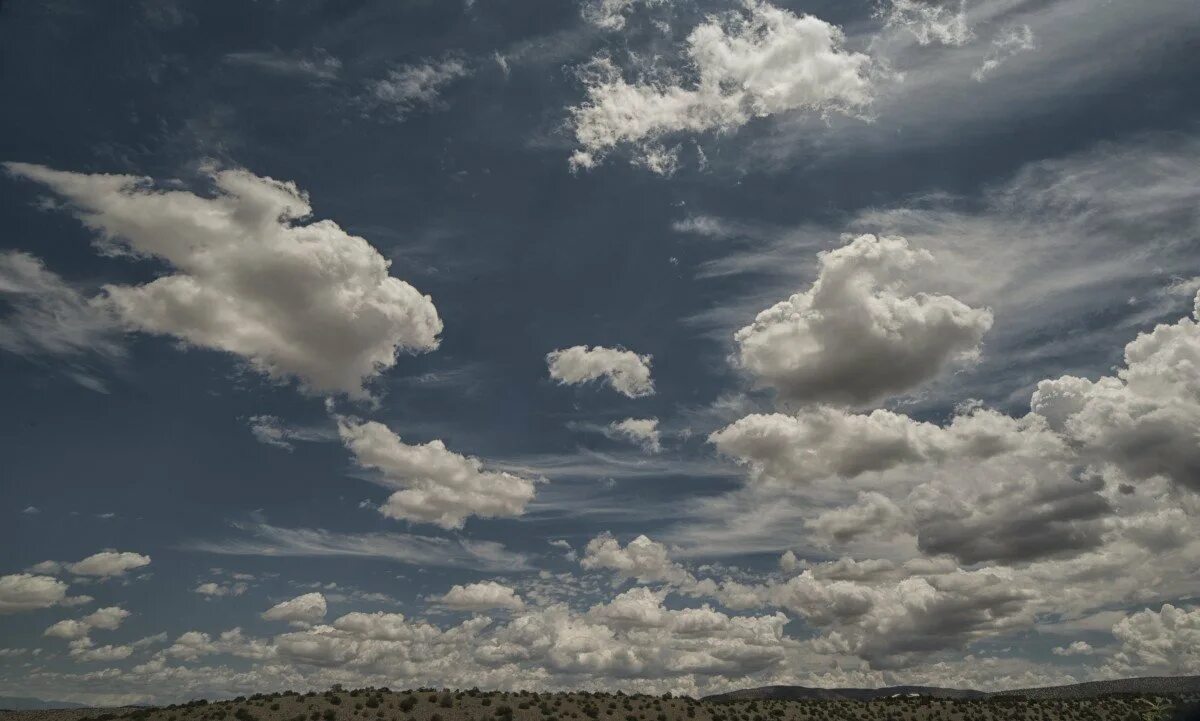 Среди серых облаков. Пасмурное небо с солнцем. Небо тучи. Пасмурное небо. Среди серых облаков.