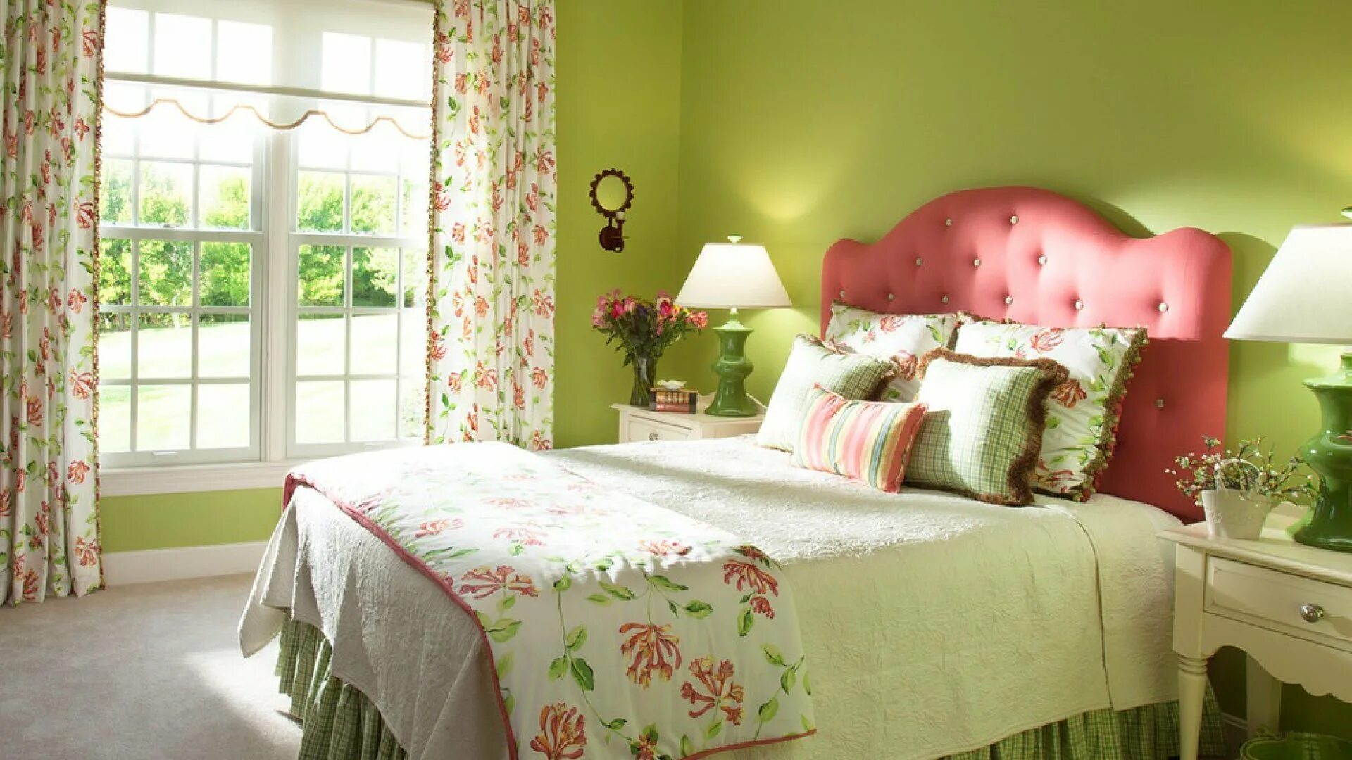 Розовый и зеленый в интерьере спальни. Зелёный и розовый стиль в спальне. Спальня в зелено розовом цвете. Спальня в зелено розовых тонах.