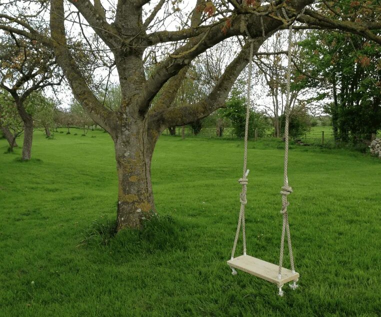 Качели на ветке. Металлическое дерево скульптура. Качели в саду. Tree установить. Tree установить.