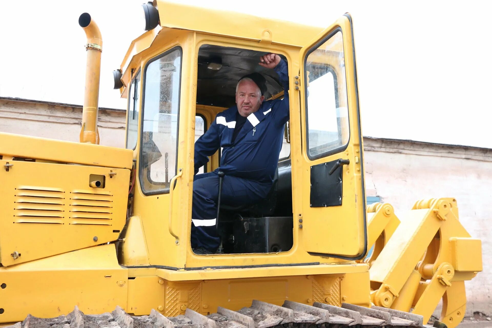 парень на тракторе. курсы тракториста спб. водитель трактора. трактор мтз 80 категория прав. учебный центр на экскаватор погрузчик.