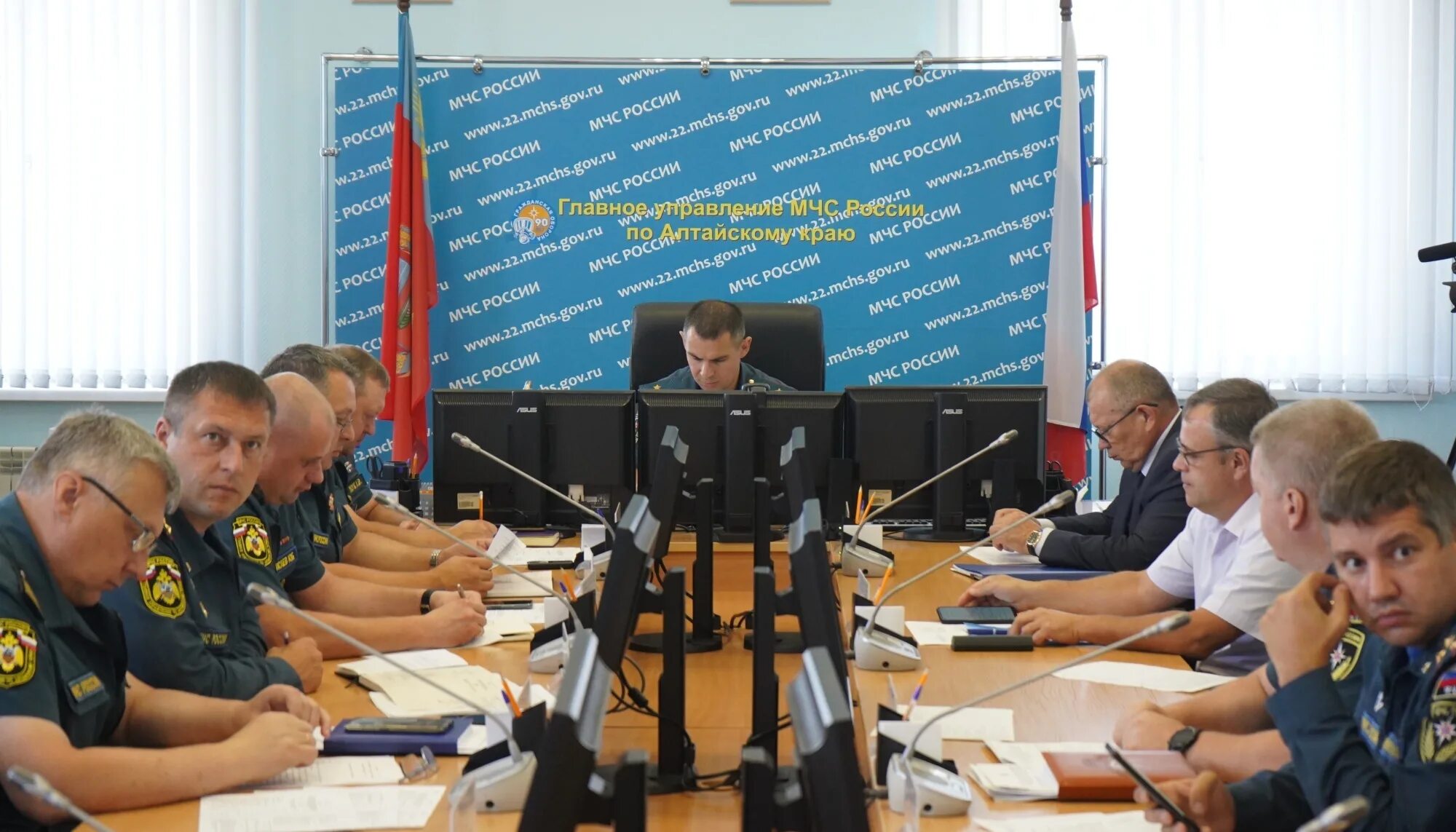 Оперативный штаб краснодарского края. Диспетчер мчс цукс. В главном управлении работает. Управление мчс краснодар. Автоматизированная система управления.
