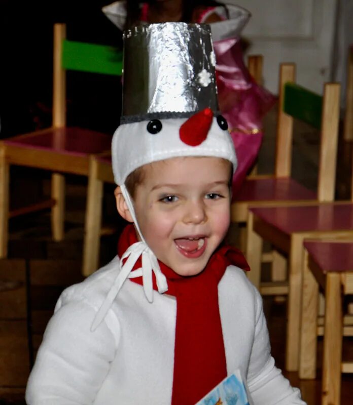 Маска снеговика для мальчика. Ведерко снеговика для костюма. Ведро снеговика своими. Шапка снеговика для мальчика. Снеговик на утреннике в детском саду костюмы.