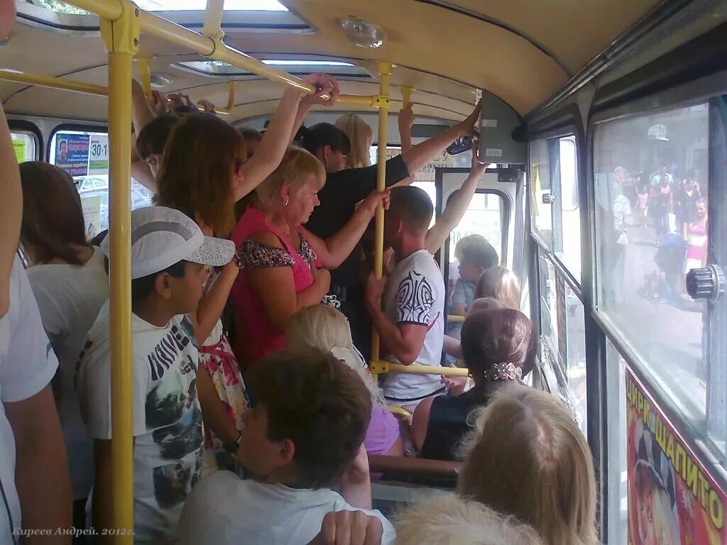 Автобус внутри с людьми. Люди в ПАЗИКЕ. Люди в автобусе. Салон автобуса с пассажирами