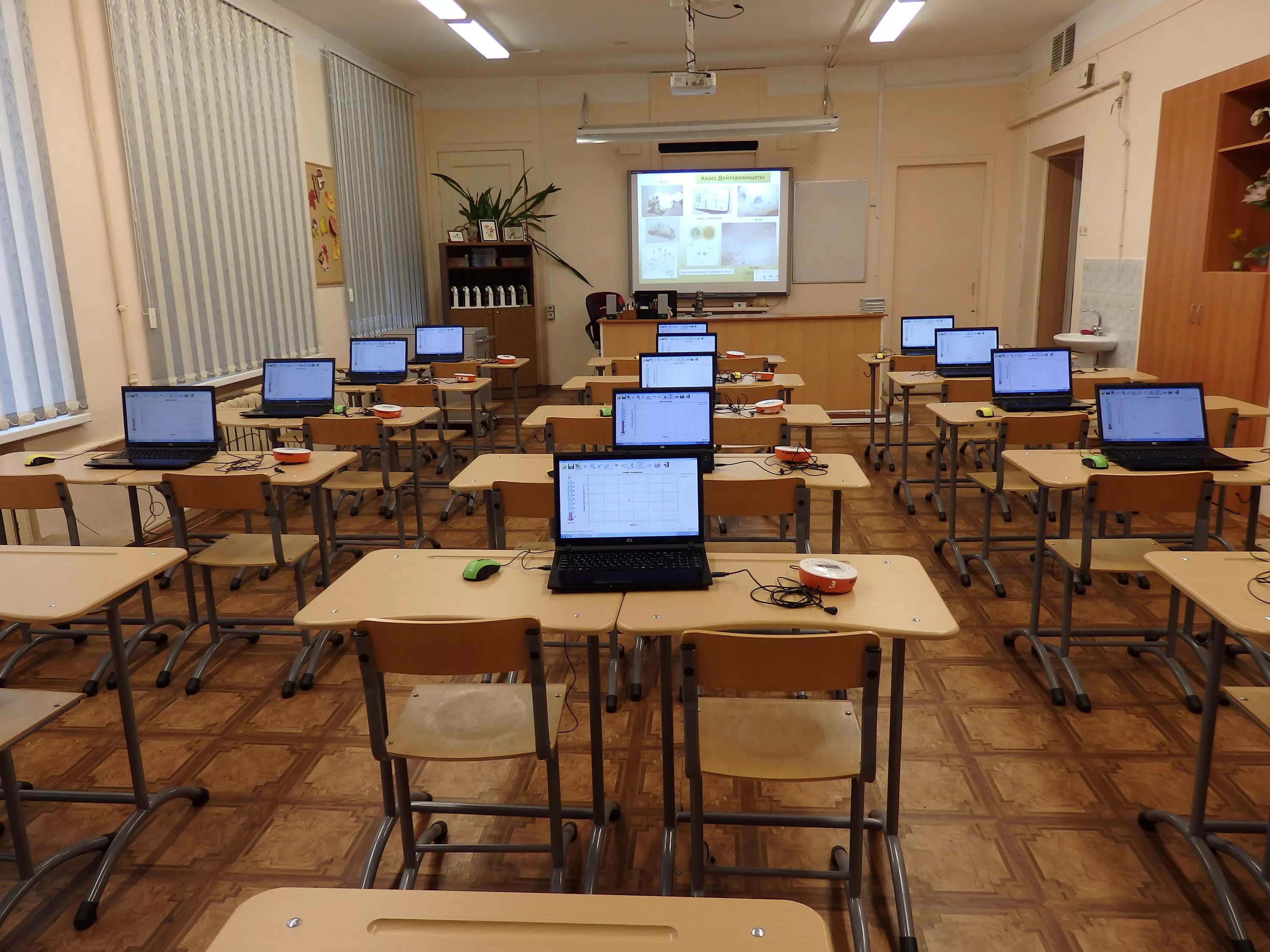 Академия цифровых технологий спб здание. Школа биологии спб. Современный кабинет биологии. Биошкола пилигрим. Школа биологии спб.