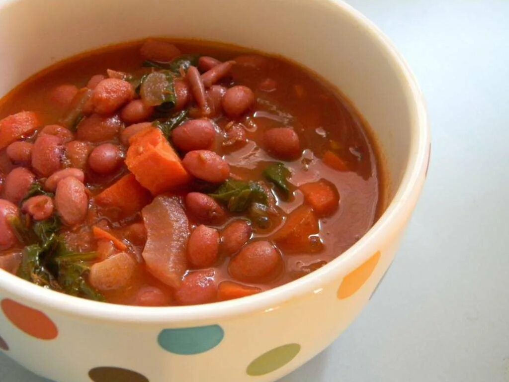 Суп с красной фасолью и курицей. Аргентинский фасолевый суп. Суп фасолевый из консервированной красной. Фасолевый суп армянский. Фасолевый суп с красной фасолью.