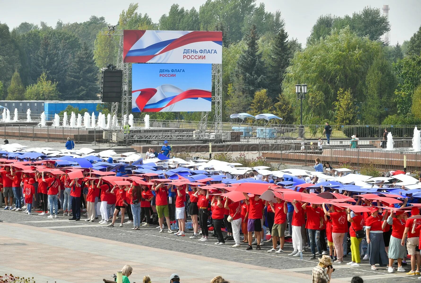 Москва 22 августа 2022. День флага Поклонная гора 2022. Флешмоб российский флаг. День флага. Флешмоб ко Дню России.