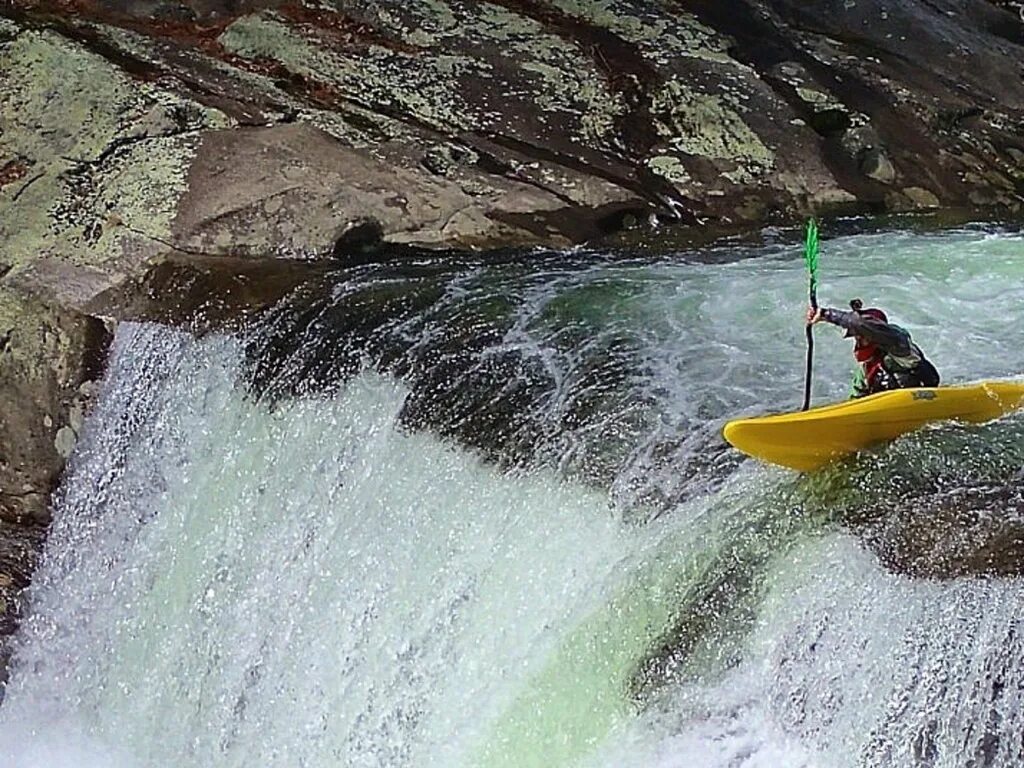 Бурные воды 5. Каякер водопад. Каяк бурная речка. Каякер в бурном потоке.