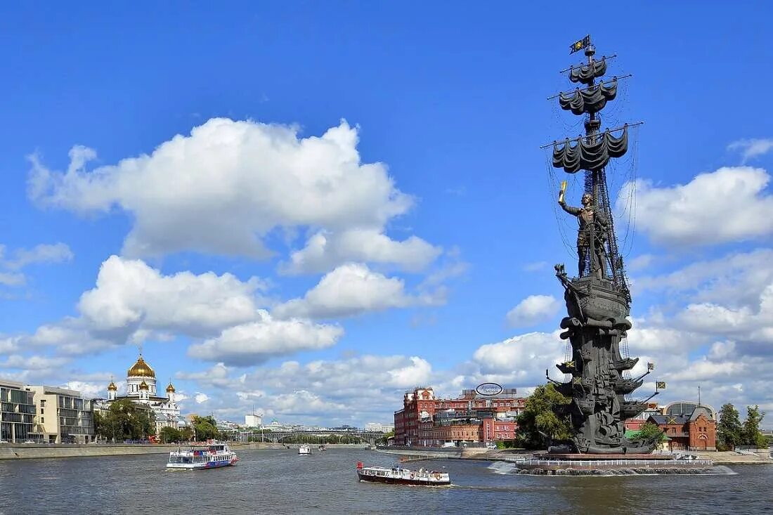 Первый созданный в россии памятник. Памятник Петру 1 в Москве на Москве реке. Статуя Петра 1 в Москве на Москве реке. Памятник Петру первому в Москве на Москве реке. Памятник Петру 1 Церетели на Москве реке.