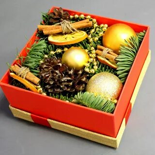 В коробке с елочными игрушками лежит