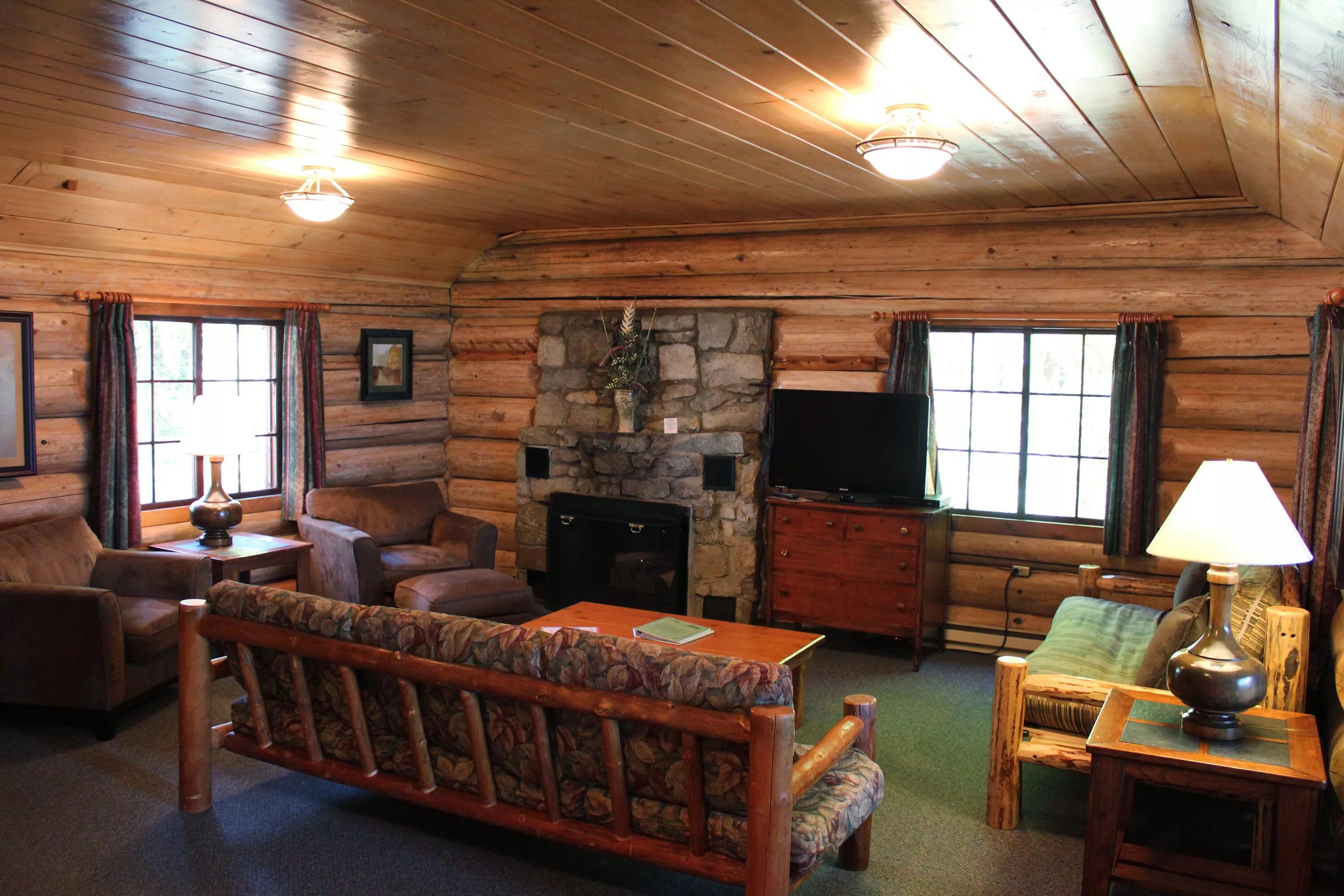 Inside cabins. Эндрю геллер дом шалаш интерьер. Log cabin blizzard inside. Гостиная в домике в лесу. Inside cabin photo.