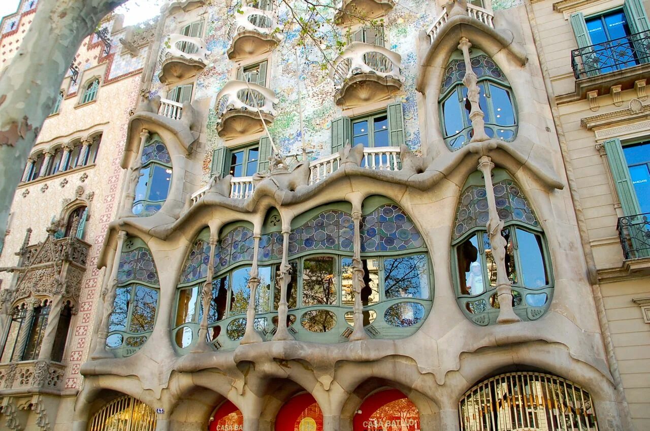 Модерн в архитектуре. Творения Антонио Гауди. Архитектура Гауди в Барселоне. Антонио Гауди архитектура дом Бальо. Антонио Гауди Модерн.