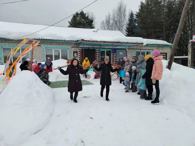 Погода вякшенер. Праздник Масленица а ДОУ принести блины объявление.