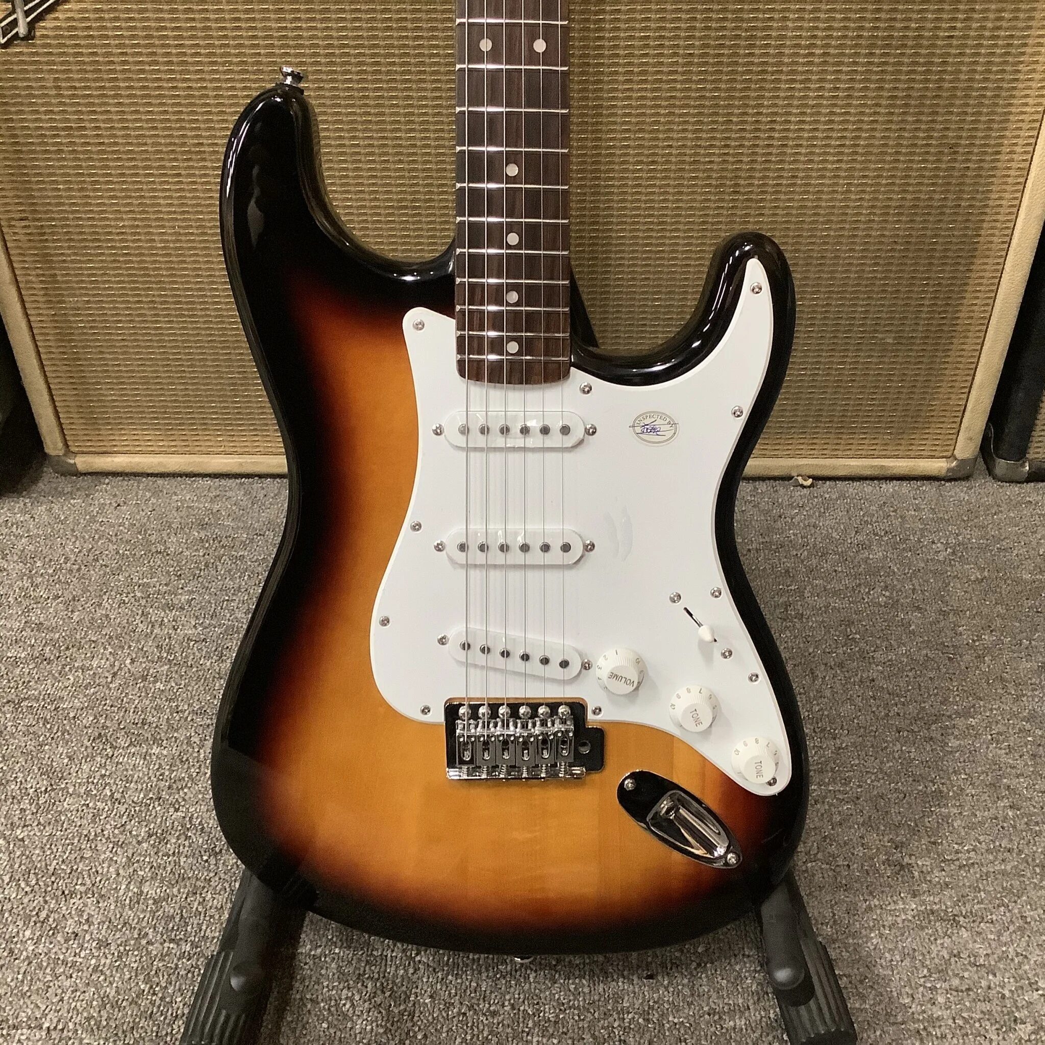 Bullet stratocaster. Скваер буллет стратокастер. Фендер скваер буллет. Yamaha Sunburst Stratocaster. Squier Bullet Strat.