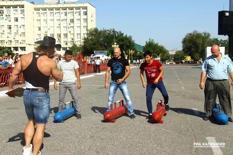 Прогноз элиста сегодня. Элиста лето. Погода в Элисте сегодня. Элиста погода летом. День города Элиста фото сплоченных людей.